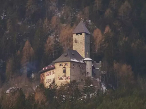 Group accommodation Schloss Neuhaus House view