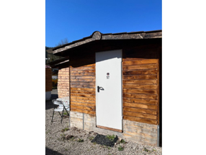 Camping Le Chandelier Chalets & Wohnmobile Hausansicht