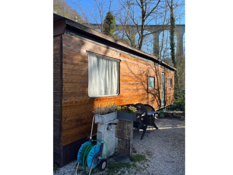 Camping Le Chandelier Chalets & Wohnmobile Hausansicht