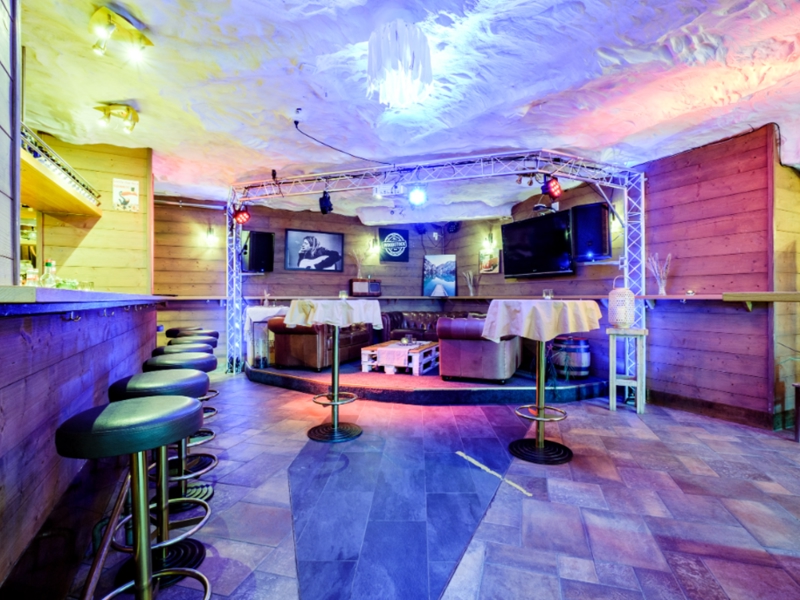 Gruppenhaus Allalin Bar