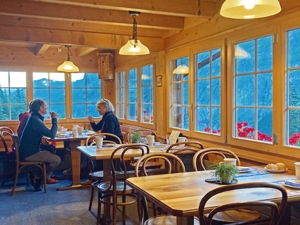 Mountain hostel Tschingelhorn Dining and lounge room