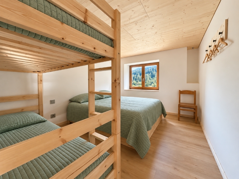 Das Schlafzimmer mit Doppelbett und Etagenbett.