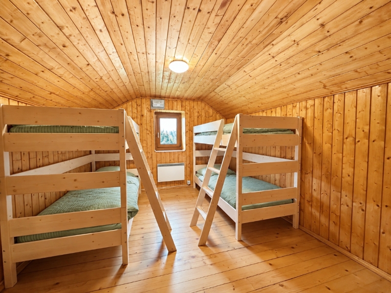 Ausserdem stehen 2 Schlafzimmer mit 2 Etagenbetten zur Verfügung.