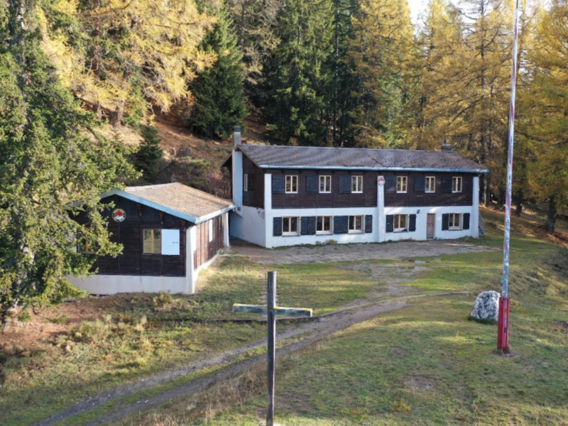 Cabane Montanin Hausansicht Sommer