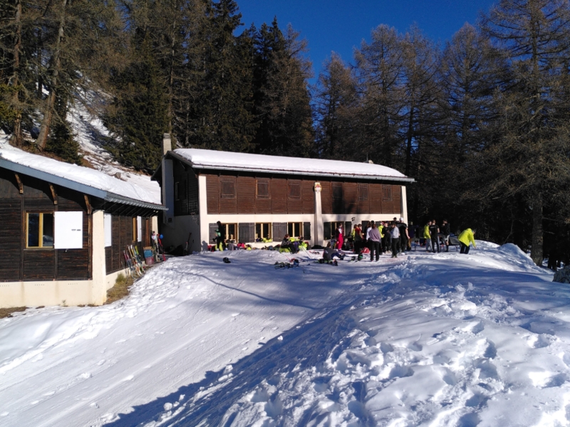 Cabane Montanin Hausansicht Winter