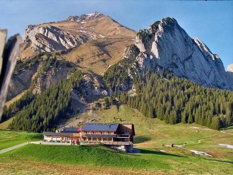 Die Bergstation der Gondelbahn mit dem Gamplüt.