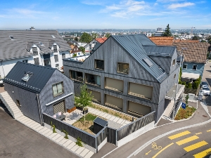 Hausansicht: Erdgeschoss- und Dachgeschosswohnung befinden sich im kleineren Haus. Im Nebenhaus liegt die Gartenwohnung.