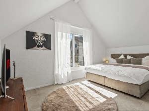Schlafzimmer in der Dachgeschosswohnung.