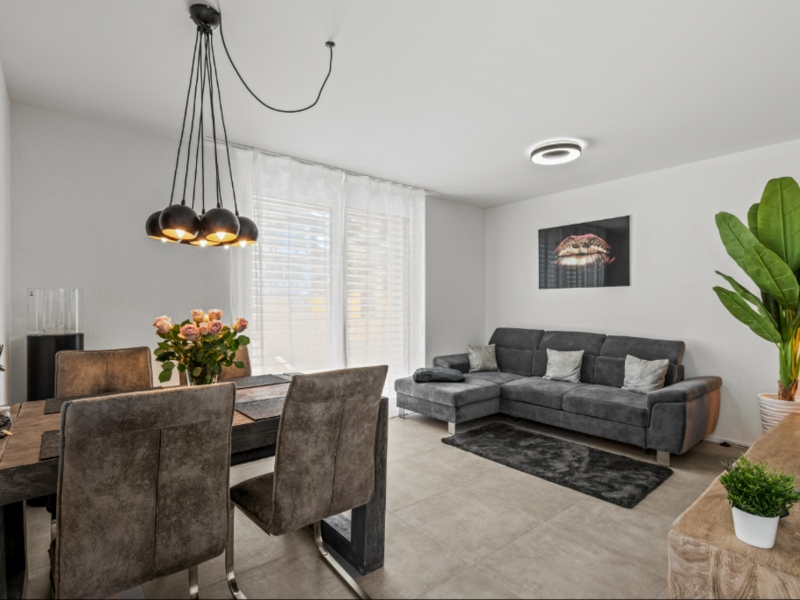 Das Wohnzimmer mit Schlafsofa in der Erdgeschosswohnung.