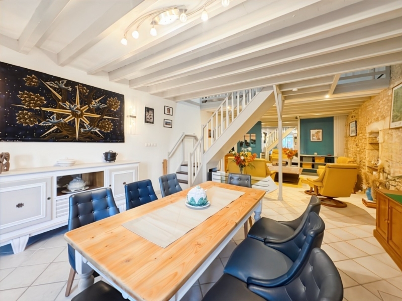 La Ferme: Essplatz und Wohnzimmer