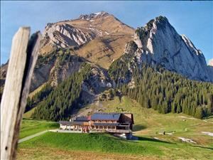 The top station of the cable car with the Gamplüt.