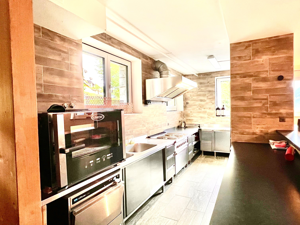 Group accommodation C'est la Vie Kitchen