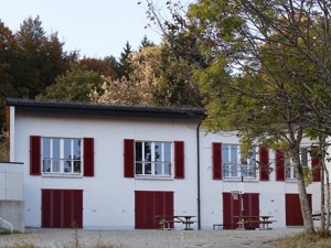 Gruppenhaus Monteret 2 Hausansicht Herbst