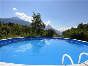 Der Pool des unteren Jugendhauses im Sommer.