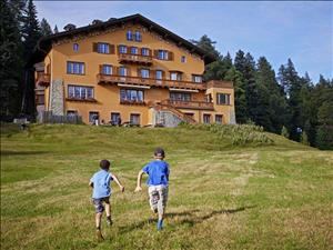 Hotel Chesa Spuondas Hausansicht Sommer