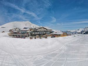 Berghotel Hahnenmoos Hausansicht Winter