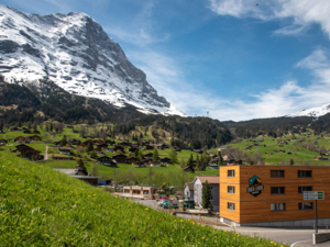 Herberge Eiger Lodge «Easy» Hausansicht Sommer