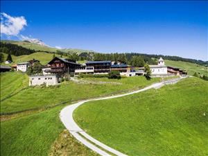 Das Dorf Wergenstein, eingebettet in die einmalige Landschaft der Bündner Berge.