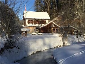 Event- und Ferienhaus Neugüetli - Steinenbach Hausansicht Winter