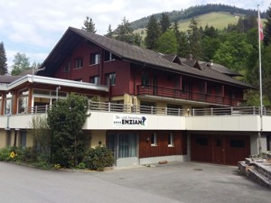 Gruppenhaus Enzian Hausansicht Sommer