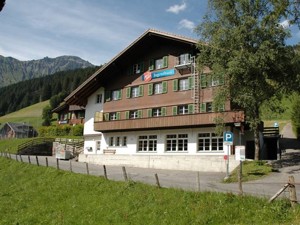 Gruppenhaus Jugendhaus der Heilsarmee Hausansicht Sommer