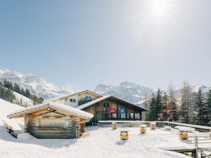 Mountain hut Metsch House view winter