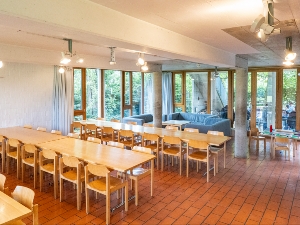Das Restaurant ist hell und freundlich dank den grossen Fenstern in den Innenhof.