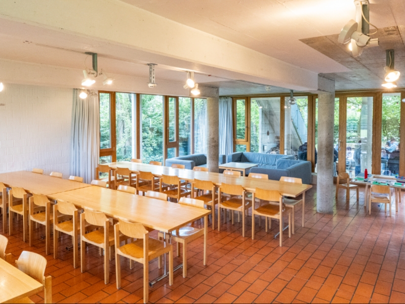 Das Restaurant ist hell und freundlich dank den grossen Fenstern in den Innenhof.