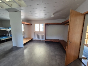 Penderie dans une chambre partagée