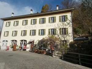 Maison de groupes Adula Vue de la maison été