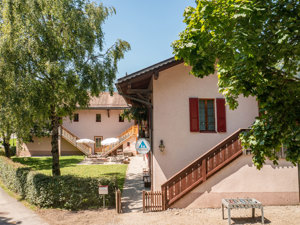 Jugendherberge Château-d’Oex Hausansicht Sommer