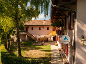 Auberge de Jeunesse Château-d’Oex Vue de la maison été