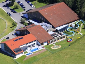 Sportzentrum Centre de Loisirs Hausansicht Sommer