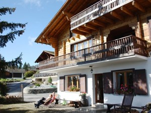 Gruppenhaus Wildhorn Hausansicht Sommer