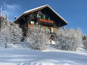 Group accommodation Chalet Beau-Site House view winter