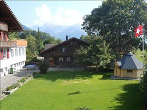 Gruppenhaus Jugendhaus Aeschi Hausansicht Sommer