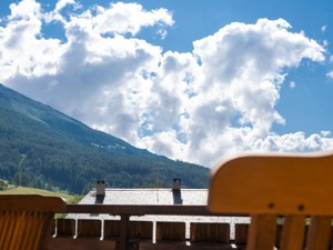 Gruppenhaus Pizzet Balkon Sommer