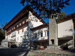 Gästehaus Casa Caltgera Hausansicht Sommer