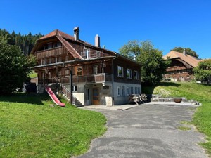 Gruppenhaus Hasli Hausansicht Sommer