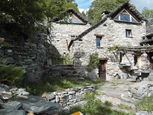 Lagerhaus Campo Cortoi Hausansicht Sommer