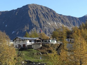 Cabane de montagne Lago Ritom Vue de la maison printemps