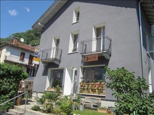 Ostello Cresciano Hausansicht Sommer