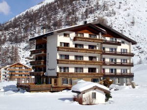 Gruppenhaus Almagellerhof Hausansicht Winter