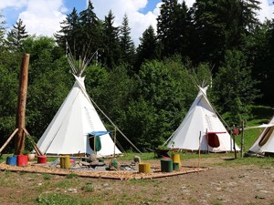 Camping-Zeltdorf Tipicamp Hausansicht Sommer