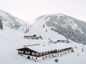 Mountain hotel Wiriehorn House view winter