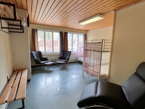 Chambre à quatre lits avec des lits superposés