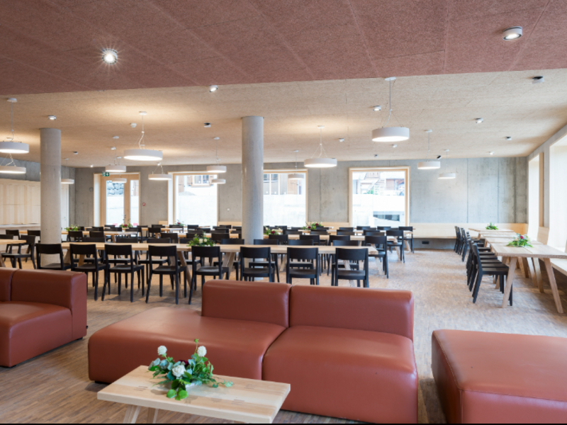 Auberge de Jeunesse Saanen-Gstaad Salle à manger et salon