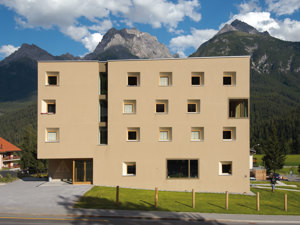 Jugendherberge Scuol Hausansicht Sommer
