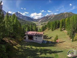 Gruppenhaus Ramoschin Hausansicht Sommer