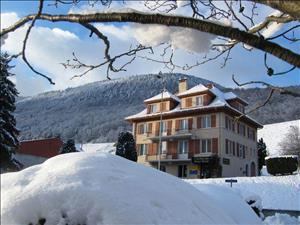 Gästehaus Auberge pour tous Hausansicht Winter